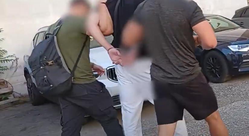 Letartóztattak egy ukrán férfit Budapest utcáin, videón az elfogás pillanata