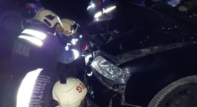 Megrázó fotók a táti balesetről: az egyik autónak eltűnt a hátulja