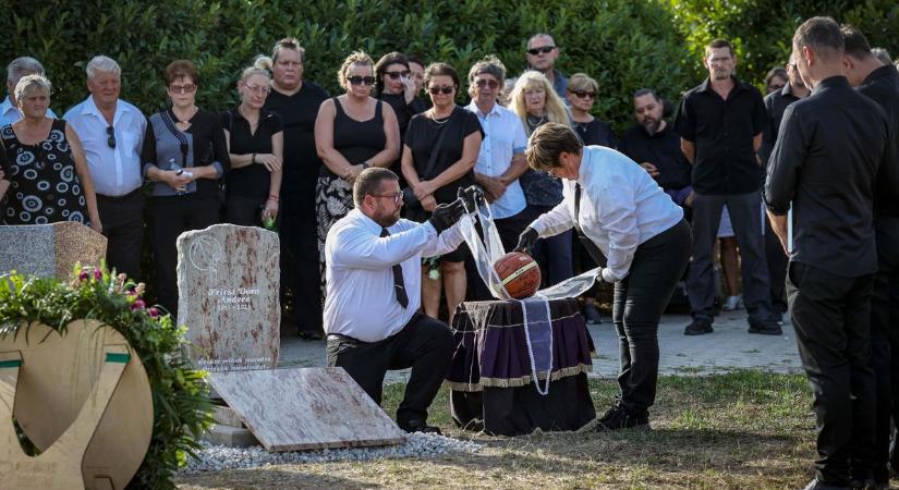 Fehér rózsák, kék mezek, megtört szívek – búcsú Fricsi Dórától (GALÉRIA)