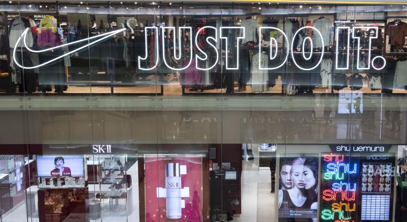 Folytatódik a leépítés: a Nike újabb munkavállalóktól válik meg