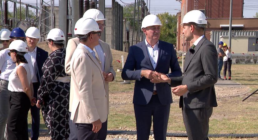 Egyszerre 350 háztartás napelemes termelését képes eltárolni az újonnan átadott akkumulátortelep  videó