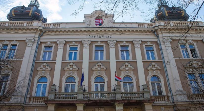 Lábbilincsben érkezett a bíróságra a férfi, üvegszilánkokkal vágták el a lábukat a strandolók