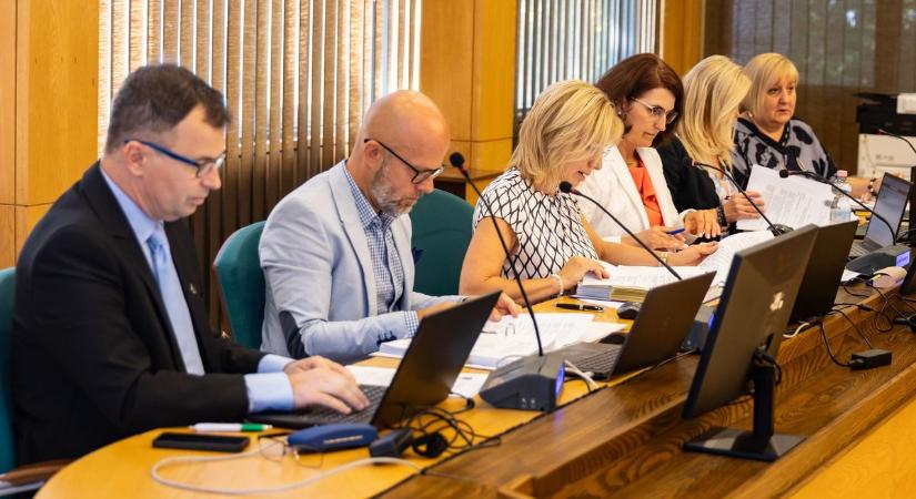 Marad Tatabányán a törvényellenes fizető parkolás: döntött a közgyűlés