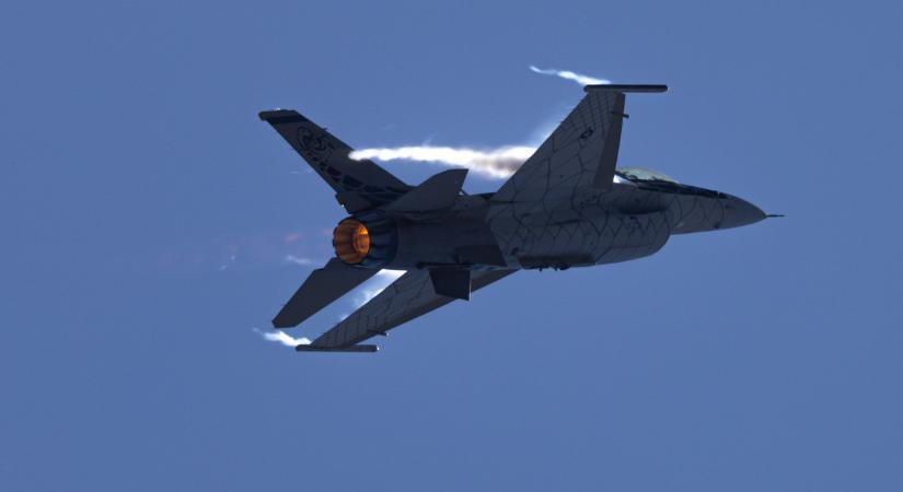 Dráma a légiparádé főpróbáján: lezuhant egy F–16-os, a pilóta meghalt