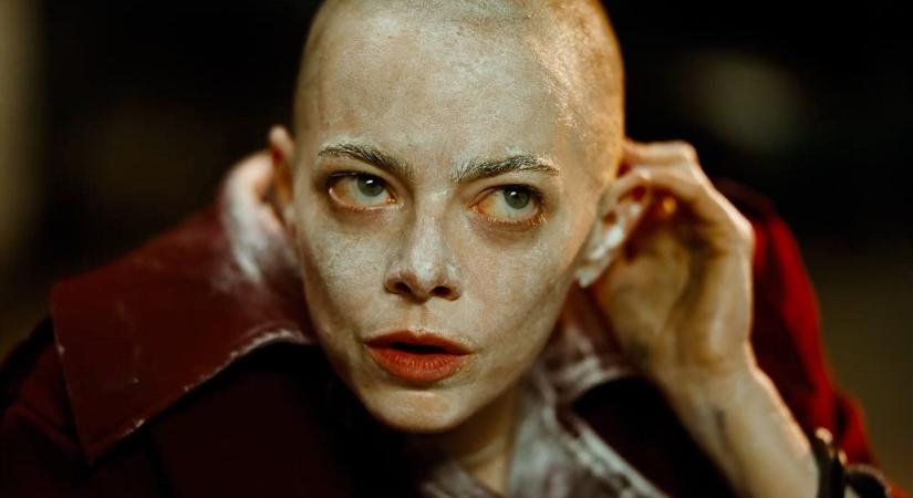 Bugonia: Megkapta előzetesét Giórgosz Lánthimosz új fekete komédiája, benne a kopasz Emma Stone-nal és Jesse Plemonsszal