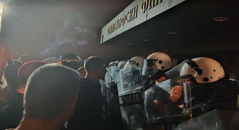 „A rendőrség azonnal vonuljon ki a Bölcsészettudományi Karról”