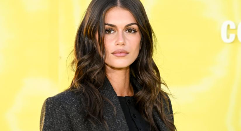 Kaia Gerber felső helyett csak egy ékszerben mutatta meg tökéletes alakját