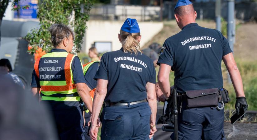 A rendőrök is takarítottak Újbudán
