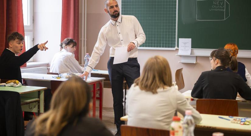 Bár idén több pedagógus dolgozik, a tíz évvel ezelőtti létszámhoz képest mintegy 6500-zal kevesebben vannak