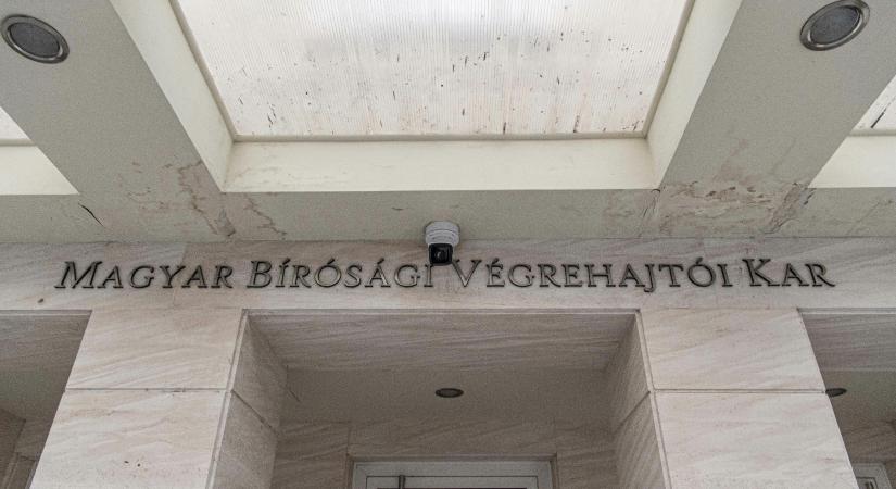 Abszurd indokkal győzködi a Kúriát a végrehajtás alatt álló végrehajtói kar, miért nem akarja kifizetni a kétmilliárdos tartozást
