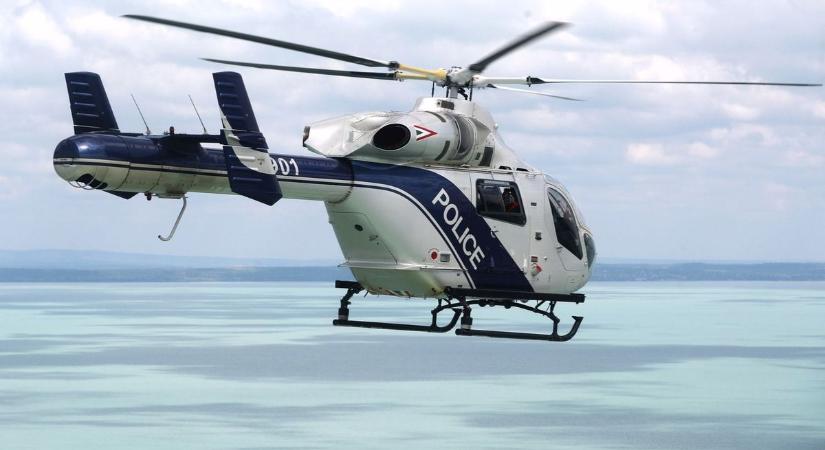 Ilyet sem gyakran látunk! Rendőrségi helikopter körözött egy hajdú-bihari város felett