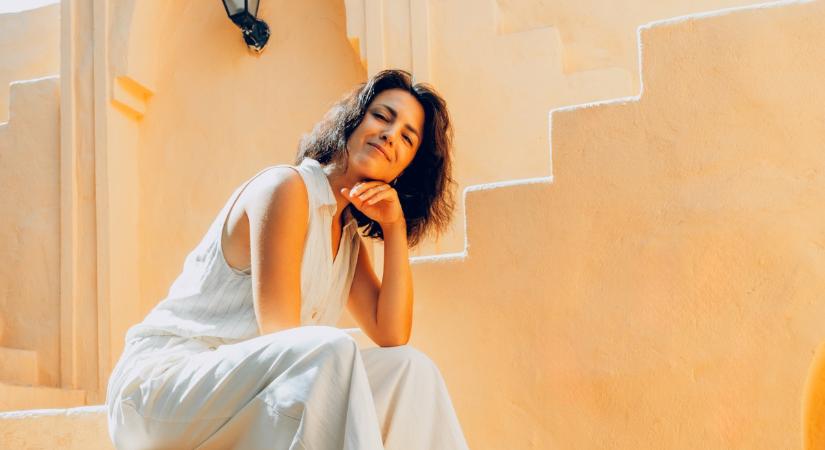 Nőies, menő stílus 40 felett egyszerű öltözékekkel: a divatblogger szuper tippeket ad
