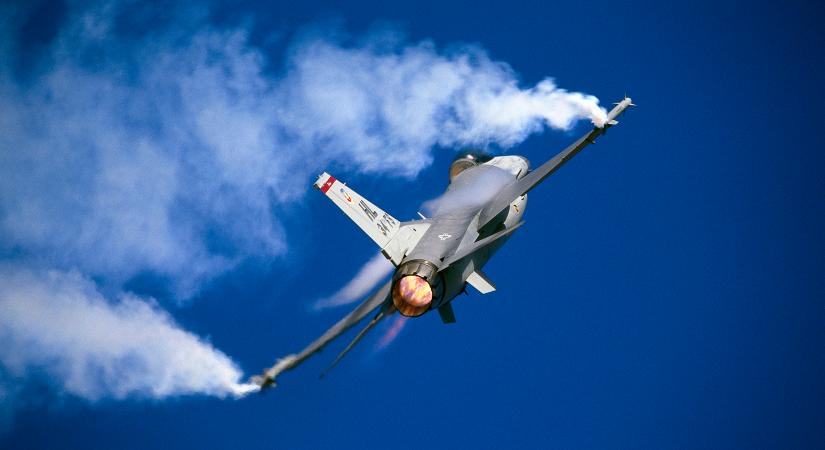 Videón, ahogy a földbe csapódik egy F-16-os vadászgép gyakorlás közben