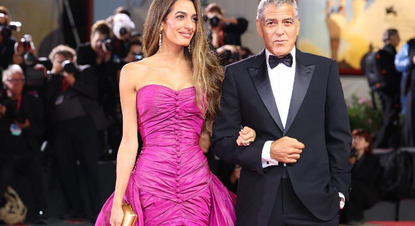 A betegsége után visszatérő George Clooneyt hatalmas ünneplés fogadta Velencében – Amal Clooney is meghatódott