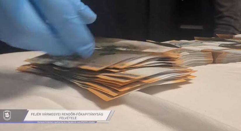 Elképesztő csalás: 150 millió forintot csalt ki egy fehérvári nő (videó)