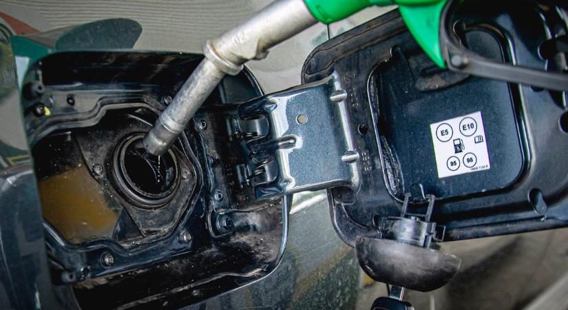 Rongáltak és loptak: 300 liter gázolajat csapoltak le a vasi zsiványok
