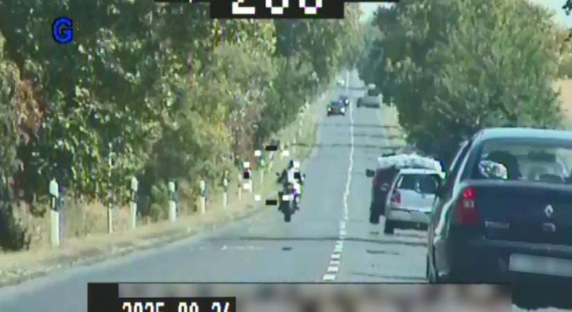 Kétszázas tempó felett előzgetett egy motoros Mohácsnál