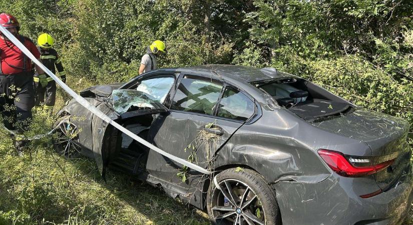 Tetejére fordulva állt meg az autó Ausztriában - fotók