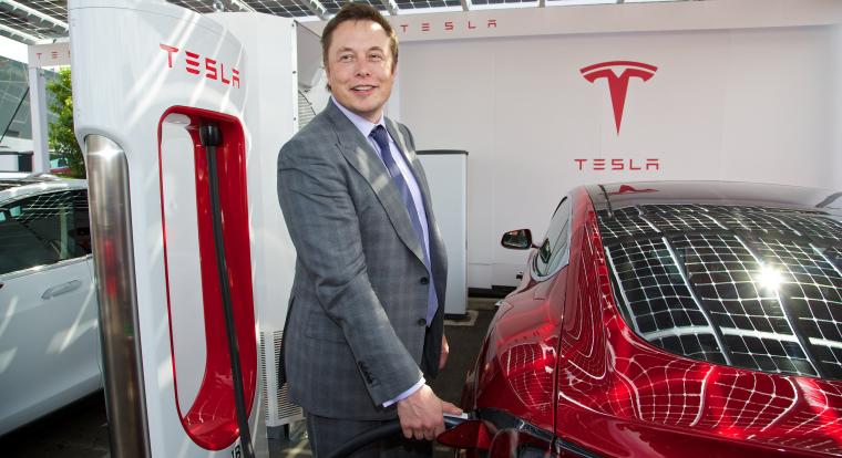 Hatalmasat zuhant a Tesla Európában, a BYD viszont szárnyal