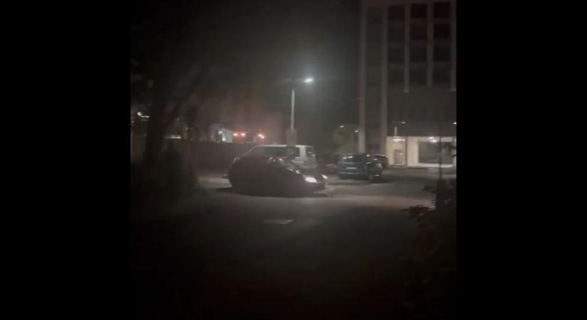 Éjszakai driftelés és balesetveszély Pécs utcáin (VIDEÓ)