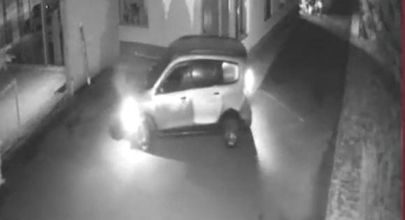 Az anyjához akart hazamenni, autószalonból lopott hozzá kocsit egy férfi