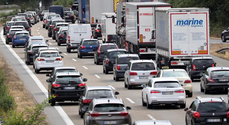 Baleset az M5-ös autópályán, 5 kilométeres torlódásra kell készülni Budapest felé