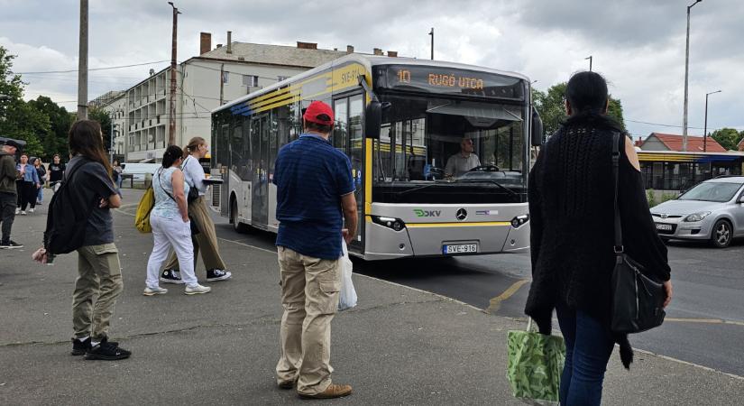Folytatódnak a munkák a Külsővásártéren, továbbra is terelőúton járnak a buszok Debrecenben