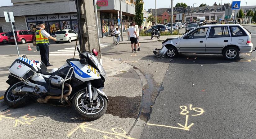 Motoros rendőrt gázolt el egy autó Kiskunmajsán – fotók