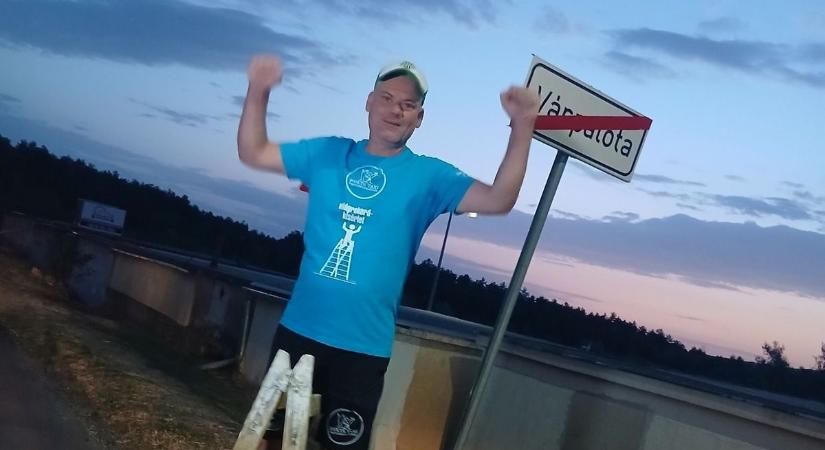 Ketteslétrával araszolva lépked egy szobafestő a közúton a Bakonyban, nagyon vigyázzatok rá!