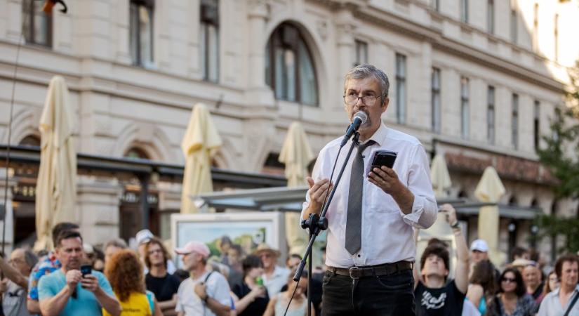 A hatvanpusztai Orbán-birtok „napszámosairól” mutatott képeket Hadházy Ákos