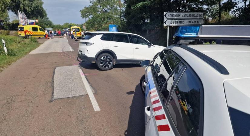 Összeütközött két autó a 24-es főúton, Eger határában