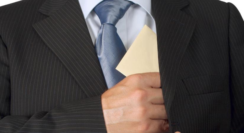 Korrupció miatt emeltek vádat egy volt miniszter biztos ellen