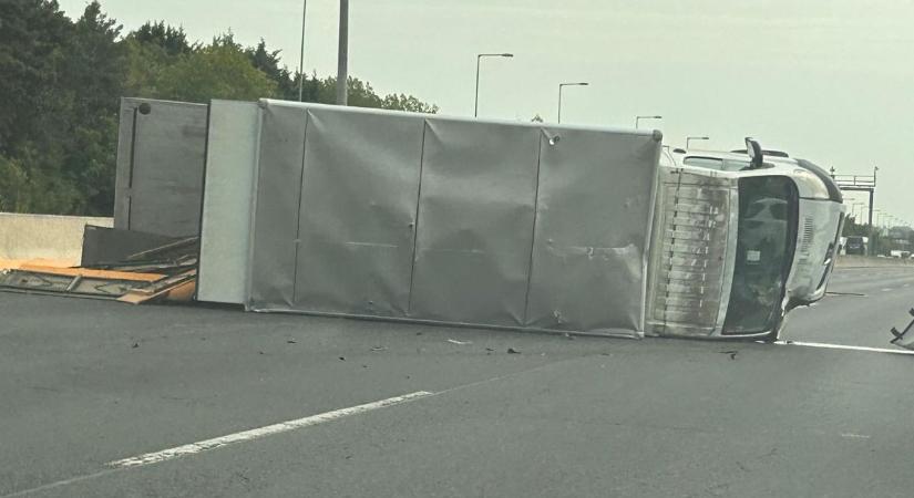 Sokkoló baleset az autópályán: teherautó borult fel, óriási dugó alakult ki