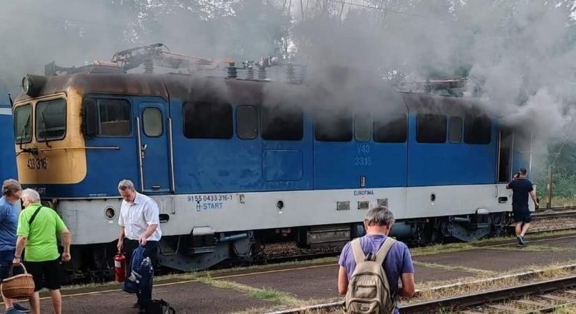 Döbbenetes tűzeset Baranyában: kigyulladt egy mozdony, 31 utast szállítottak le