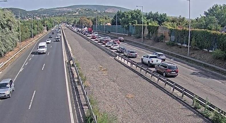 Felborult egy kisteherautó az M7-esen, nagy a torlódás Budaörsnél