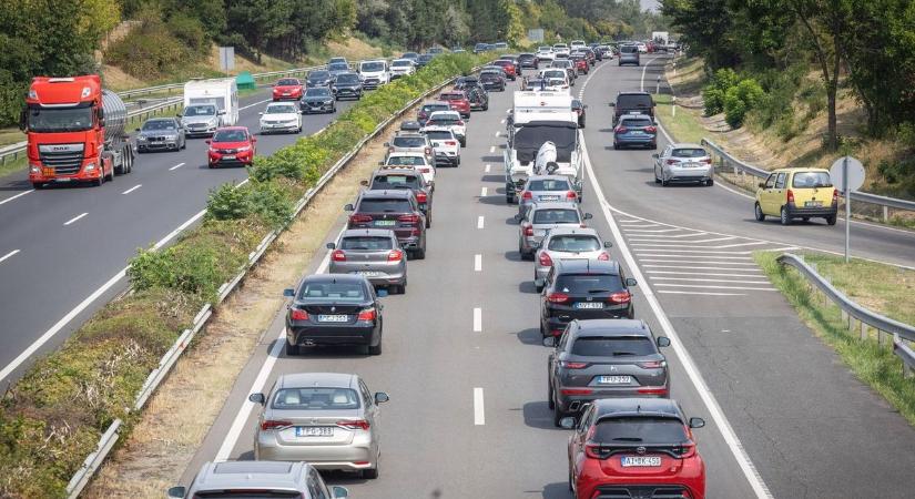 Káosz a pályán: az M1-M7 közös bevezetőjén több kilométeres torlódás!