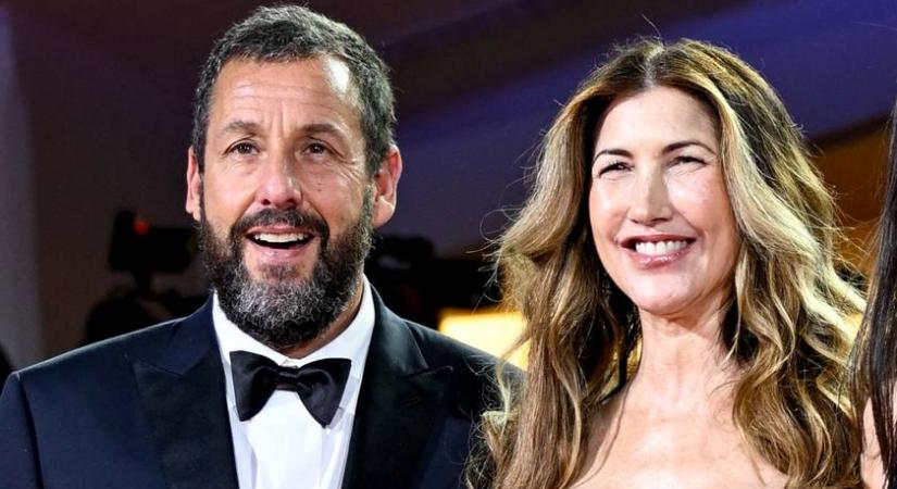 Adam Sandler gyönyörű feleségével és tinilányaival pózolt a velencei filmfesztiválon: szép családot alapított a sztár