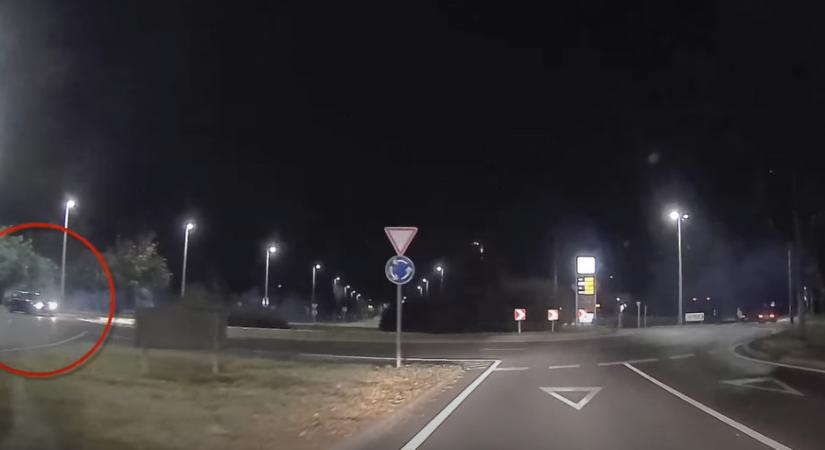 A második körnél csapott le a rendőrautó a driftelő BMW-re Debrecenben – videó
