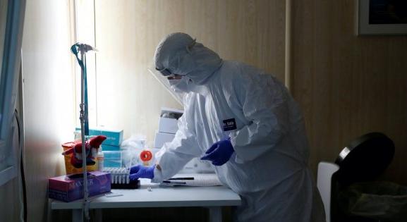 Ezrek ittak egy "szent ember" készítette koronavírus elleni "csodaszerből" Srí Lankán, egy minisztert kórházba kellett vinni