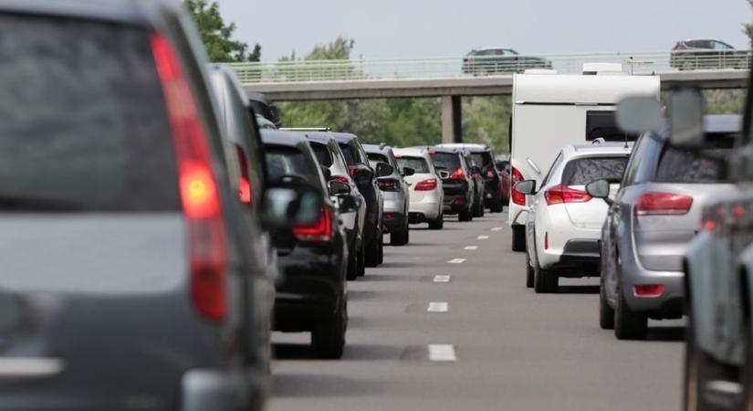 Ötös karambol miatt áll a forgalom az M5-ösön, mentőhelikopter landolt a helyszínen