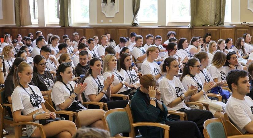 Retró élmények és új barátságok: Gólyahét az ELTE-SEK-en