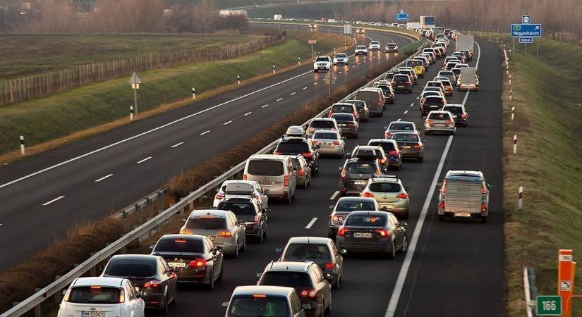 Több kilométeres dugó bénította meg az M3-ast