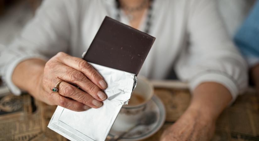 Ételek, amelyek segíthetnek a demencia megelőzésében – az étcsokoládétól a májig