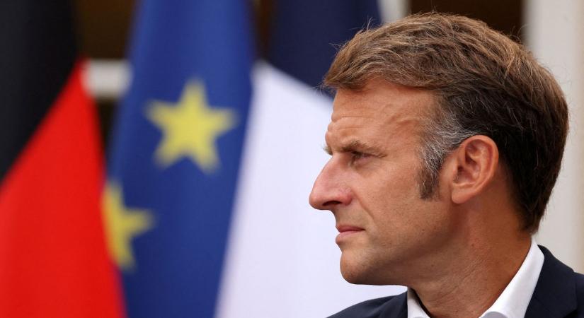 A bukás felé menetel Macron kormánya, adósságtenger szélén táncol Franciaország