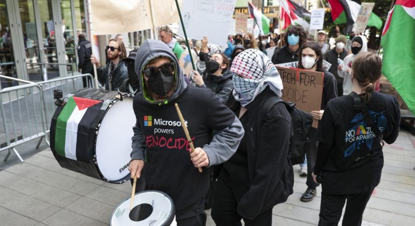 Tüntetők foglalták el a Microsoft elnökének irodáját, népirtásban való segédkezéssel vádolják a céget