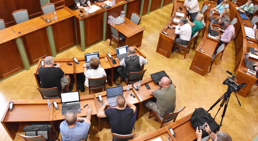 Nem csökken a feszültség Jászberényben, a testület fizetésemeléséről tárgyaltak