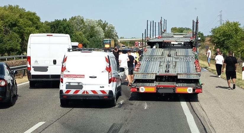 Óriási karambol a forgalmas autópályán: teljes az útzár, sok kilométeres a dugó