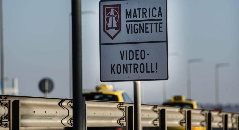Rossz hír az autósoknak: átlépi a 60 ezer forintos határt az éves sztrádamatrica ára