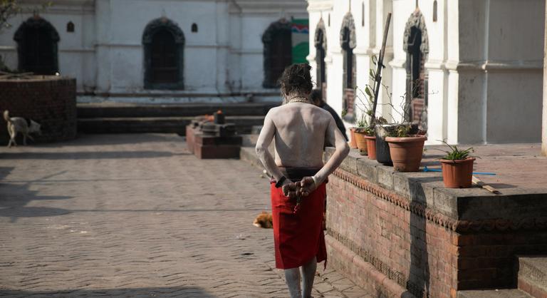 Mostantól nem kötelező ruhát viselniük a hinduizmus szent embereinek egy katmandui templomban