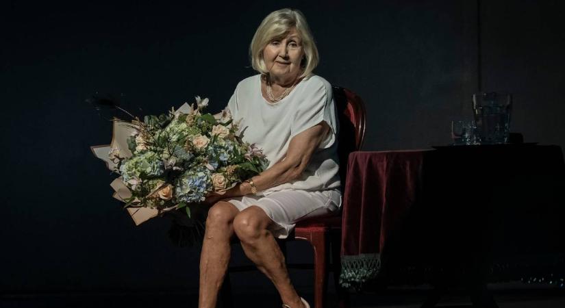 Megható: így köszöntötték Halász Juditot a Vígszínház művészei